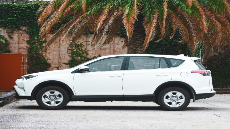 A picture of a white mid-sized SUV rental car, something that CarGuard offers while your car is in the shop.